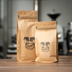 Twee verpakkingen koffiebonen van Lorando & Morini op een houten werkblad in een koffiebranderij.