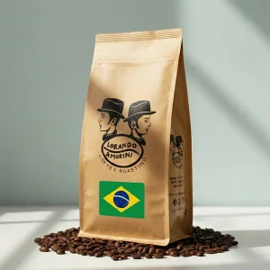 Zak specialty koffiebonen uit Brazilië van Lorando & Morini, geplaatst op een ondergrond van koffiebonen.