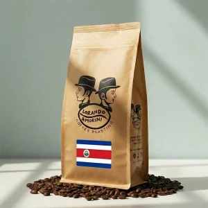 Zak specialty koffiebonen uit Costa Rica van Lorando & Morini, geplaatst op een ondergrond van koffiebonen.