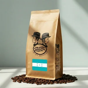 Zak specialty koffiebonen uit Honduras van Lorando & Morini, staand op een ondergrond van koffiebonen.