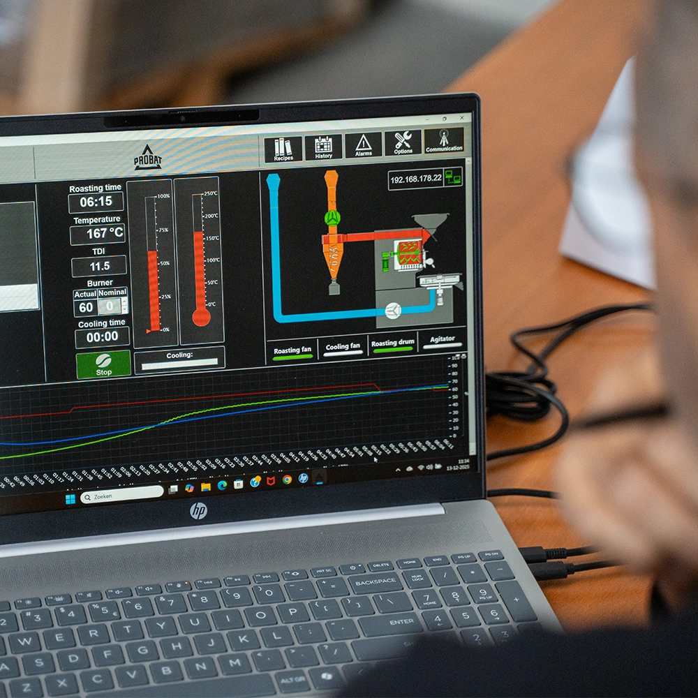 Laptop met software waarop het brandproces en temperatuurprofiel van koffie realtime worden gemonitord.