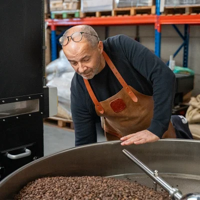 Dos controleert vers gebrande koffiebonen in de branderij van Lorando & Morini.